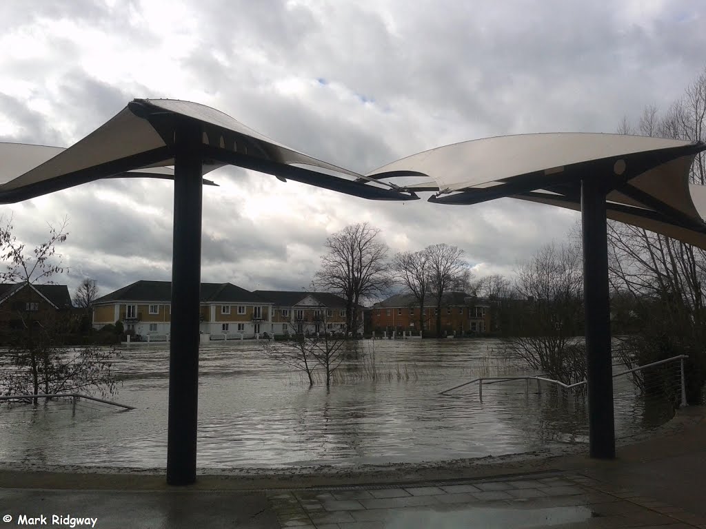 Flooding in Staines (8) by Mark Ridgway