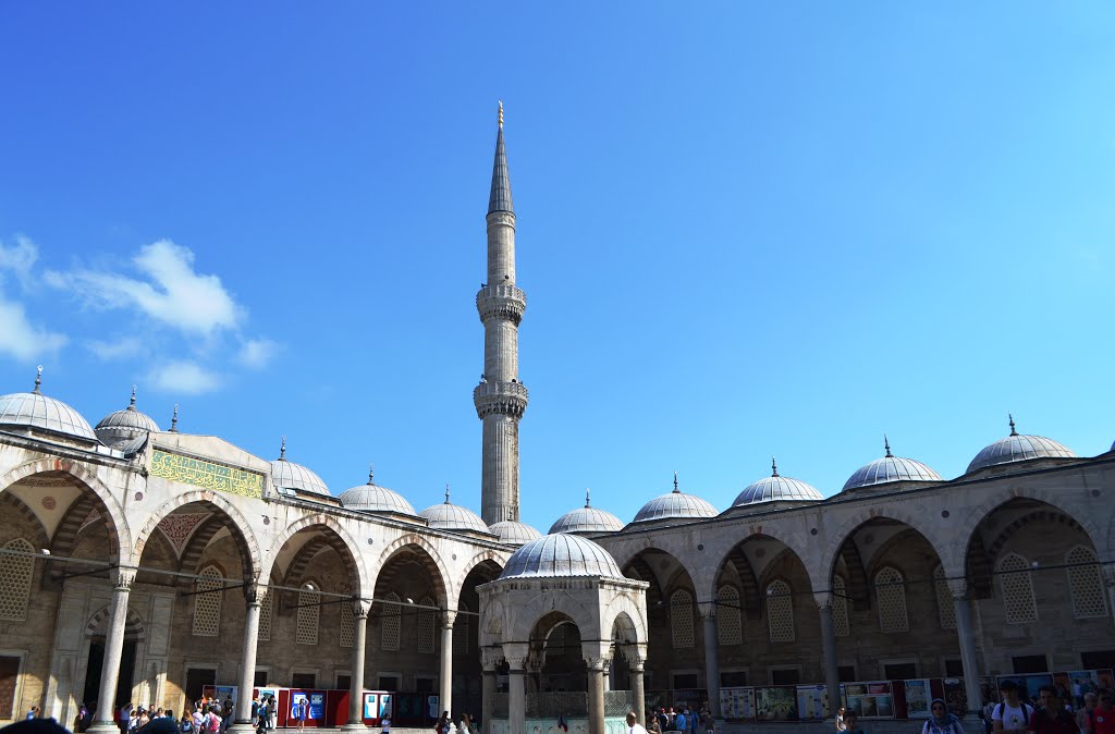 Fontana e cortile della Moschea Blu by Geo S