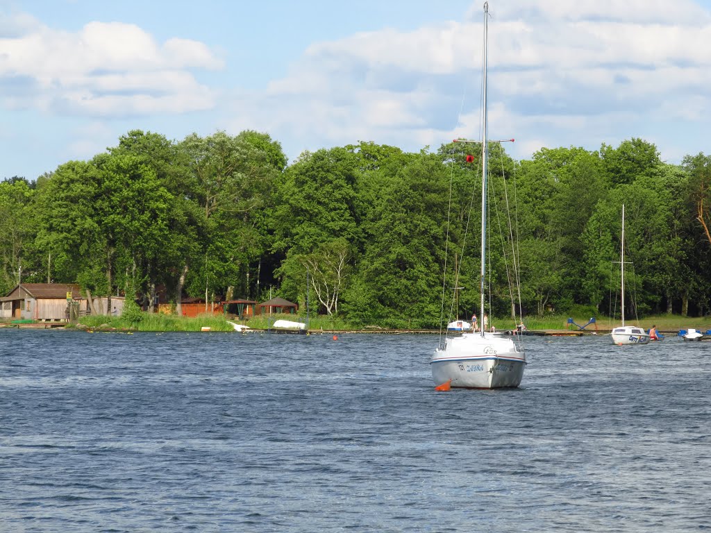 Brzeg plaży gminnej widziany z cypla przy OW Largo by Ryszard W.