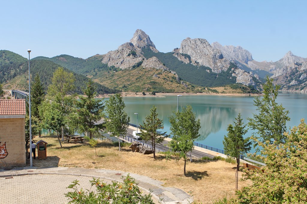 El embalse de Riaño visto desde Riaño by RA Melgar