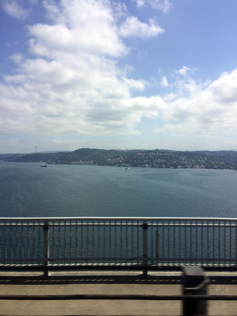 Kuzguncuk, Boğaziçi Köprüsü, Üsküdar/İstanbul, Turkey by Hadi Kazu