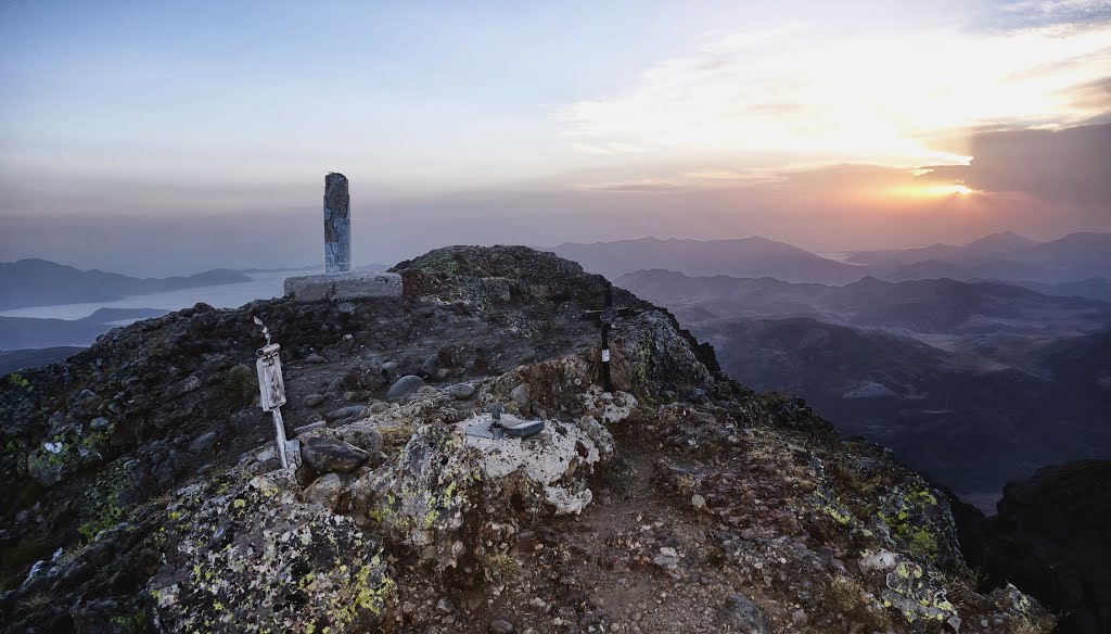 Curavacas, (Montaña Palentina). Cima al amanecer. by Alejandro Pérez Garc…