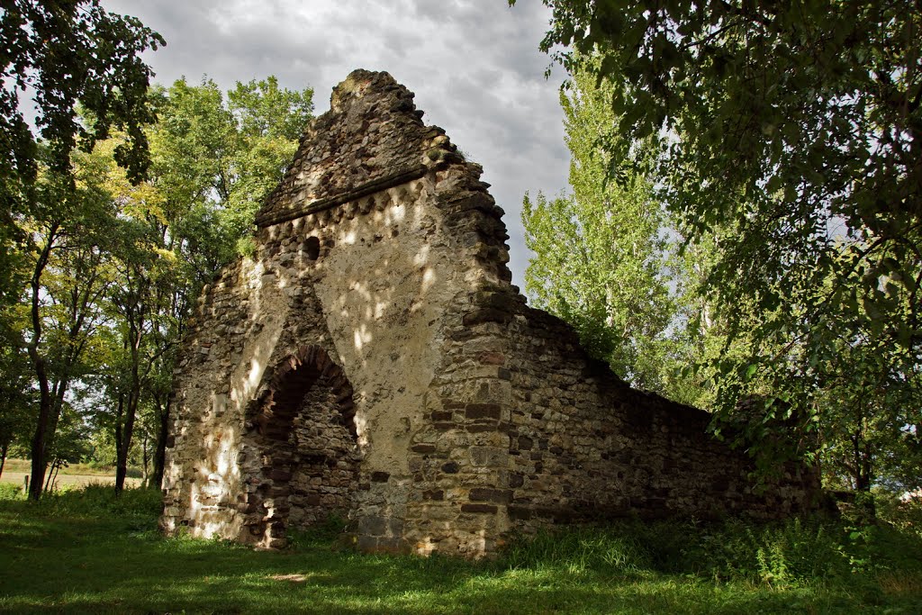 Kövesdi templomrom by Réka Éva “isilmecali…