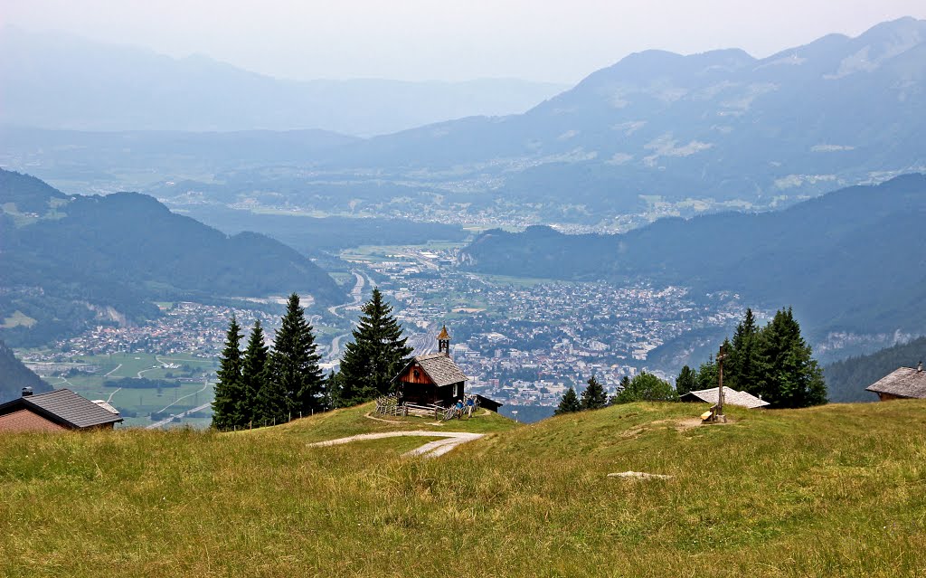 Blick über die Kapelle Rellseck auf St. Anton im Montafon by Contessa