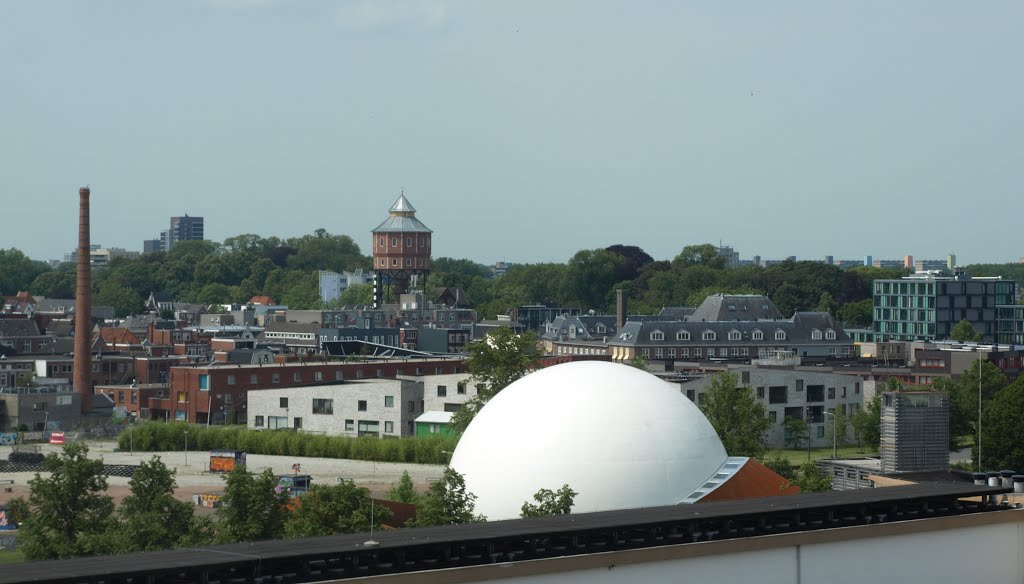 Op de voorgrond het "Infoversum", het Digitale 3D Full Dome Theater, Vrydemalaan 2 in Groningen, ontworpen door architect Jack van der Palen van de architectengroep Archiview in Groningen. Links de fabrieksschoorsteen van de voormalige N.V. Gerzon’s Vleeschconservenfabriek aan het Boterdiep 71, en de Watertoren Noord aan de Noorderbinnensingel 14c, in 1908 ontworpen door architect C. Francke. by Hans R. van der Woud…