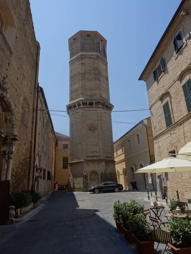 Tower in Recanati, July 2015 by AOE