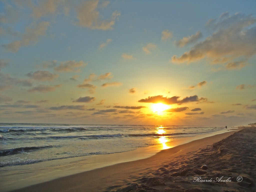 Playa Eréndira. by Ricardo Avalos