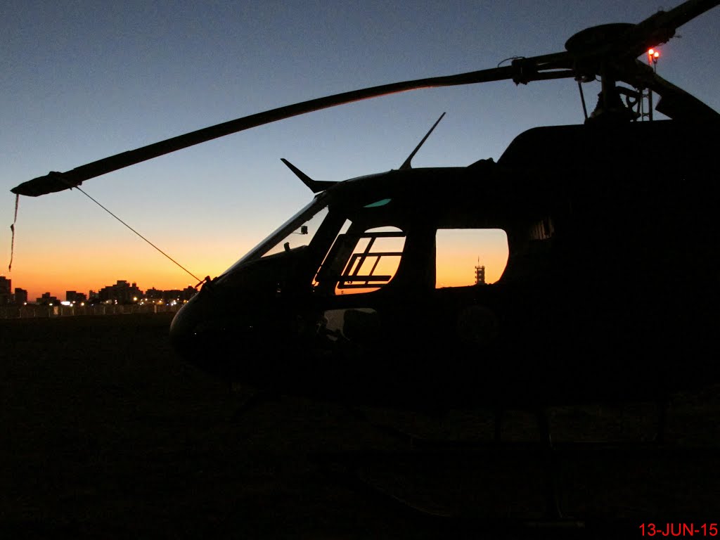 Anoitecer no Aeroclube de Bauru (SBBU), após um lindo por do Sol. Em destaque o helicóptero Esquilo HB 350 L1 - (HA-1) do 1º Batalhão de Aviação do Exército, com a base localizada em Taubaté/SP. O 1º BAvEx (Primeiro Batalhão de Aviação do Exército) Batalhão Falcão é a pioneira das Unidades Aéreas da Força Terrestre. No dia 21 de abril de 1989, recebeu o seu primeiro helicóptero e iniciou suas operações aéreas. O helicóptero foi uma das atrações do Arraiá Aéreo, realizado no dia 4 de julho de 2015, pela Fundação Marcos Pontes e Astronauta Marcos Pontes. by MARCO AURÉLIO ESPARZ…