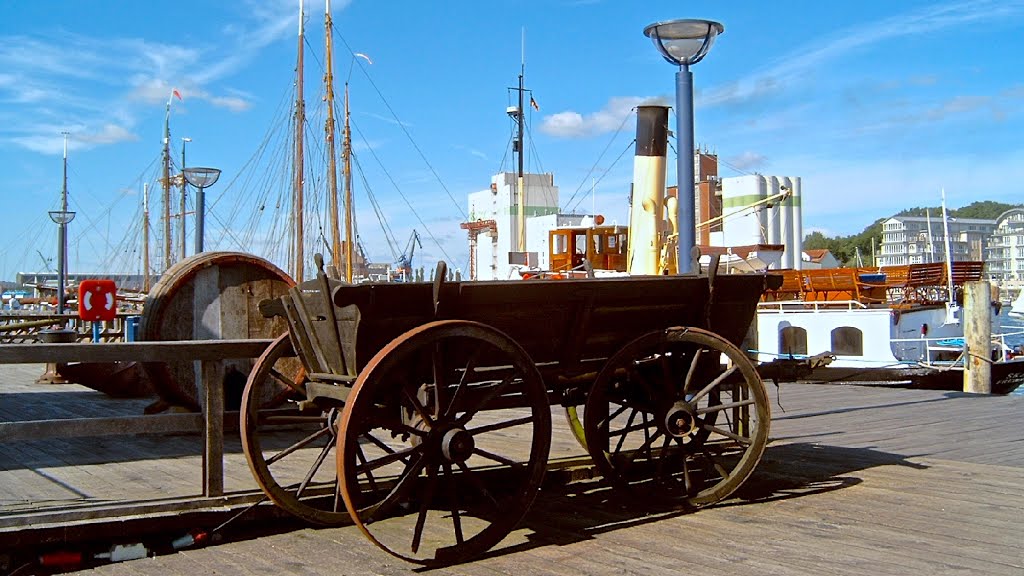 Lasten- oder Planwagen am Museumshafen in Flensburg by www.fleno.de