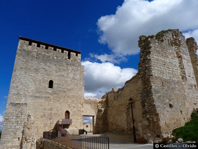 Castillo de Haza (Castillos del Olvido) by Pedro Ma Vargas Arév…