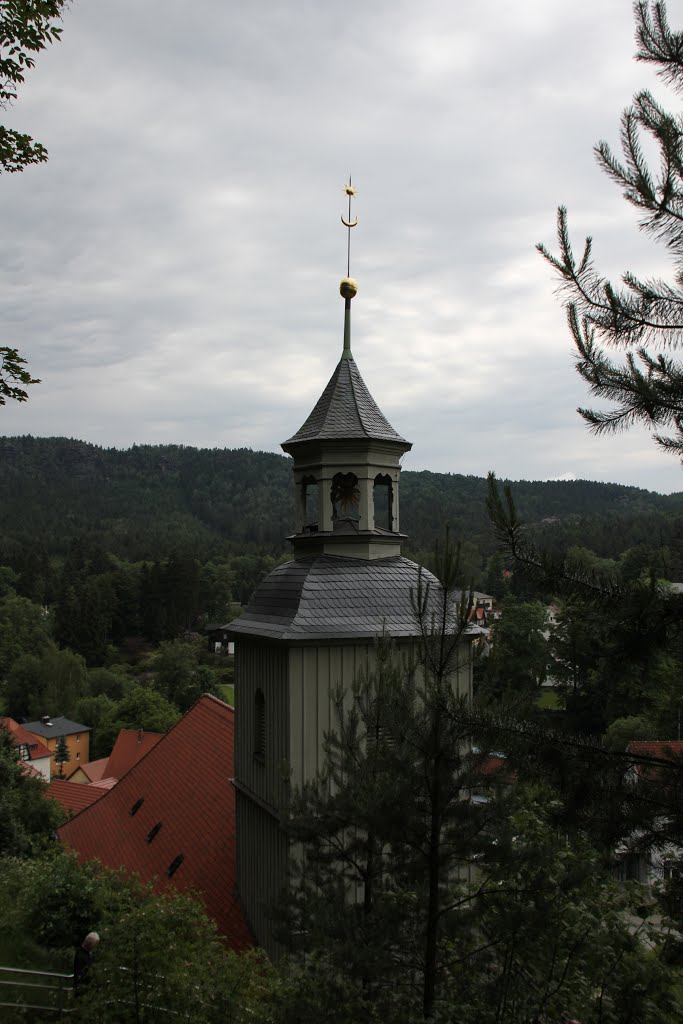 Kurort Oybin, Deutschland, auf dem Weg von der Burg- und Klosterruine auf dem Oybin geht es an der Kirche vorbei ins Ort, Juni 2015 by kdh865