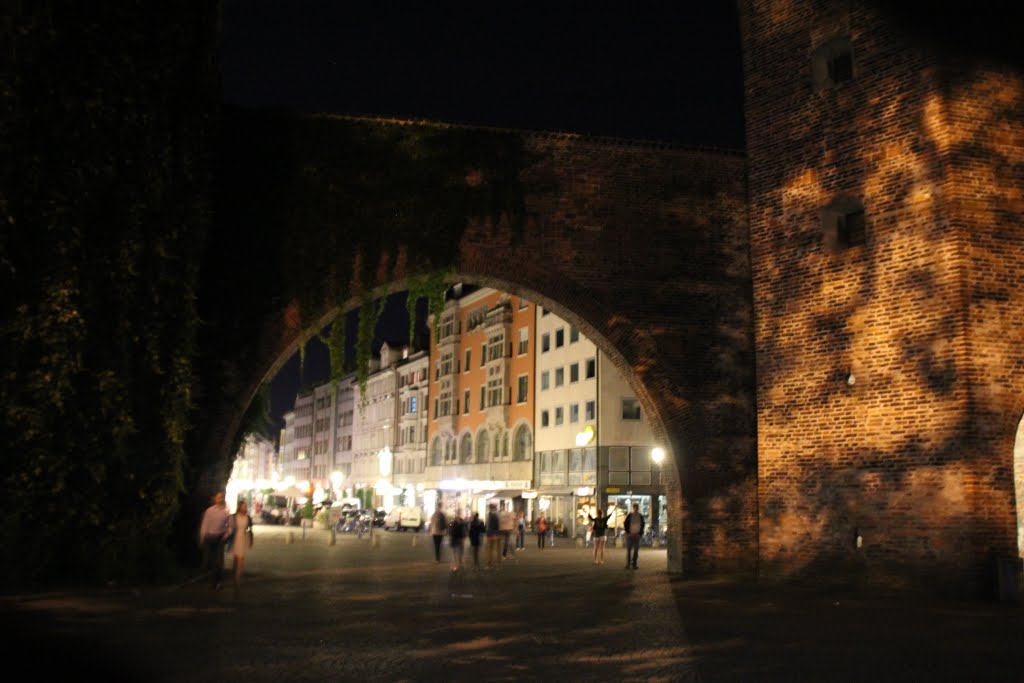 München, Deutschland: das Sendlinger Tor an einem lauen Sommerabend, Mitte Juli 2015 by kdh865