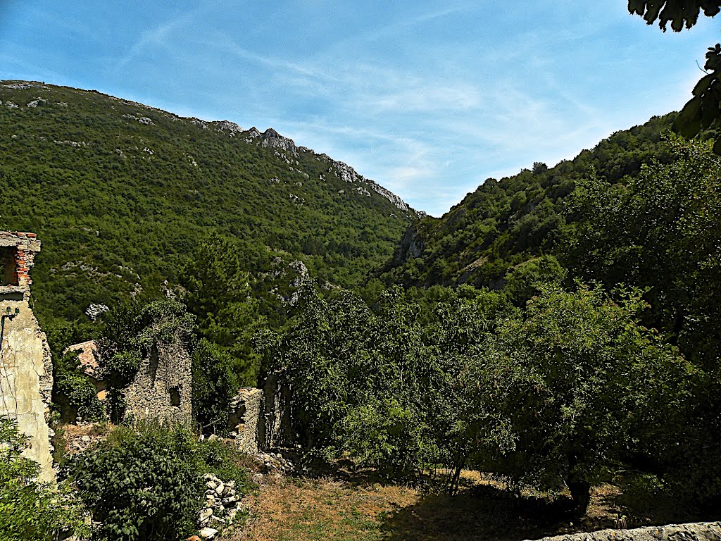 Davant lo Castèl d'Auriac d'Auriagués - Occitania by Franc Bardou