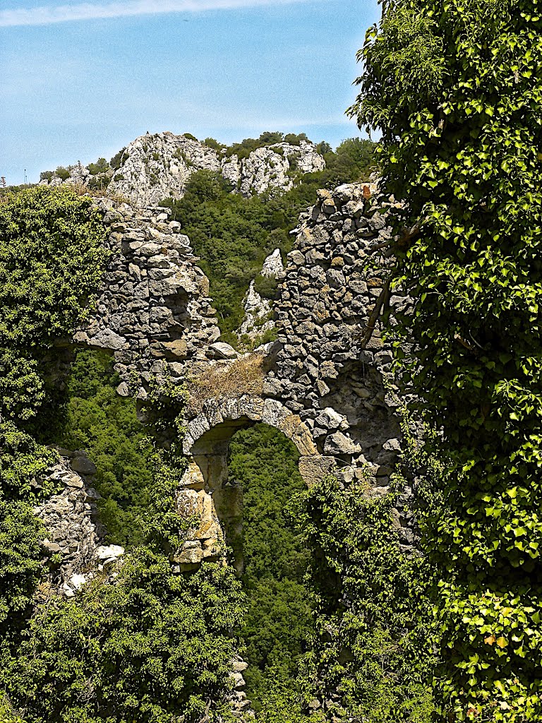 Castèl d'Auriac d'Auriagués - Occitania by Franc Bardou