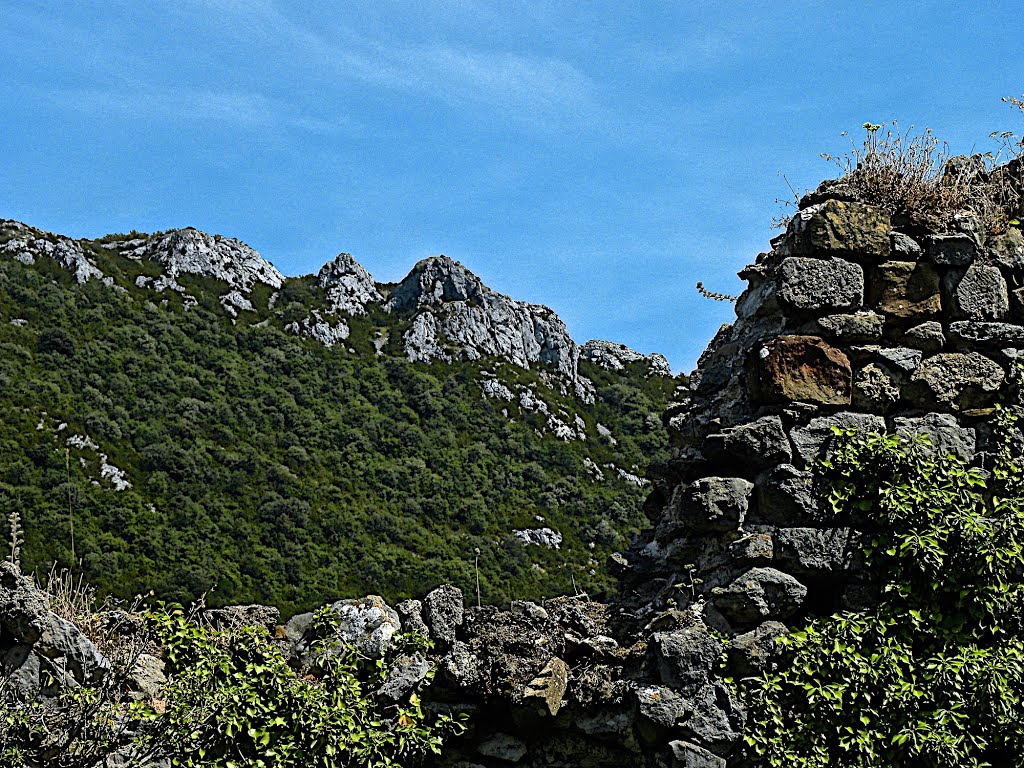 Castèl d'Auriac d'Auriagués - Occitania by Franc Bardou