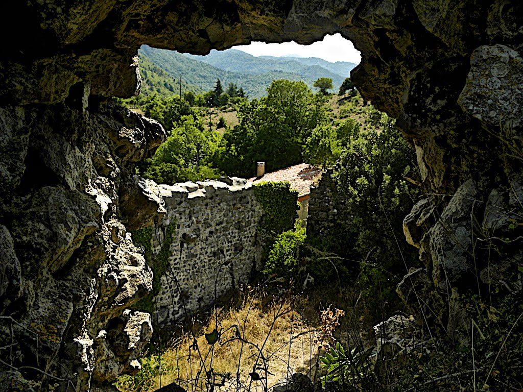 Castèl d'Auriac d'Auriagués - Occitania by Franc Bardou