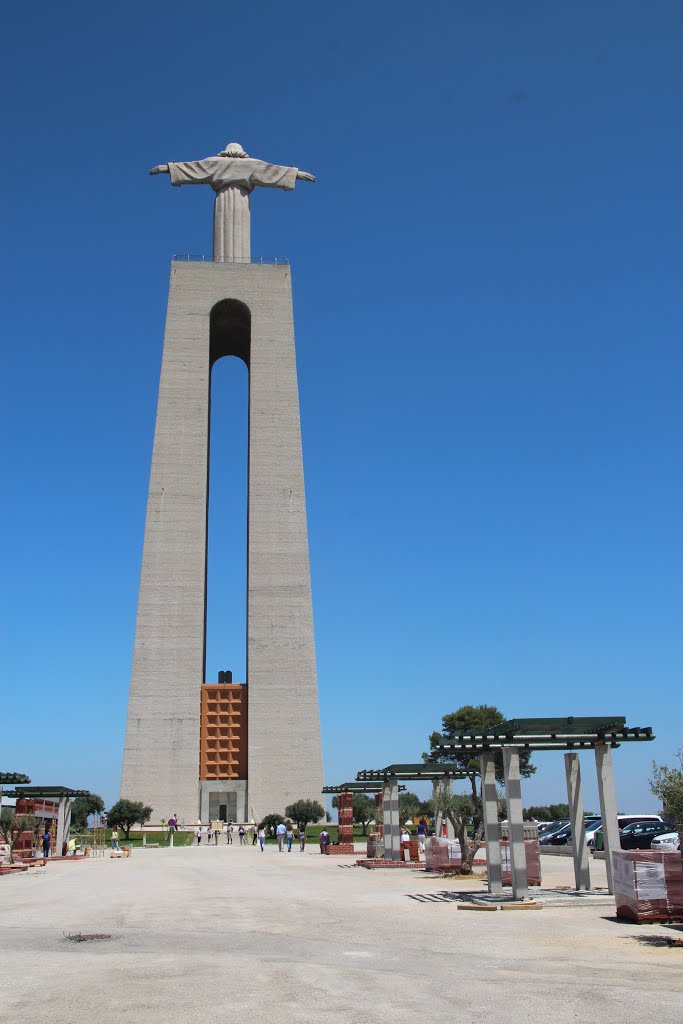 Almada, Portugal by Janusz T.