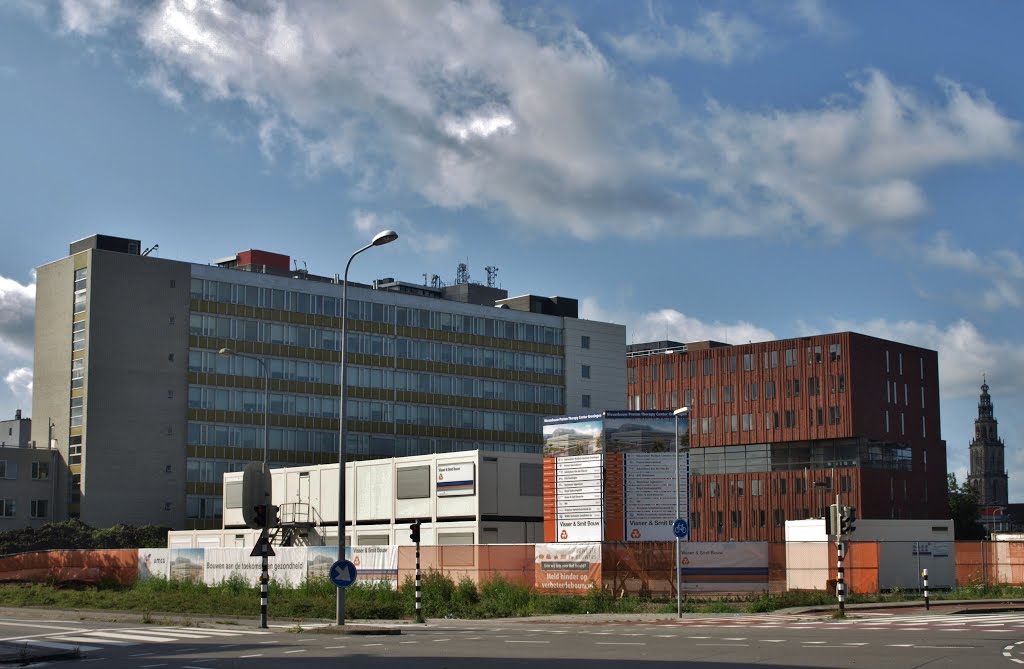 Nieuwbouw Proton Therapy Center Groningen (PTCG) bij het Universitair Medisch Centrum Groningen (UMCG), onder architectuur van AAS Architecten. Links het gebouw voor Psychiatrie, in 1964/65 ontworpen door architect ir. Arent van Linge (1926-2012), zoon van architect en voetballer Evert van Linge (1895-1964). Rechts het nieuwe ERIBA gebouw (European Research Institute of the Biology of Ageing), ontworpen door het Architectenbureau Rudy Uytenhaak. by Hans R. van der Woud…