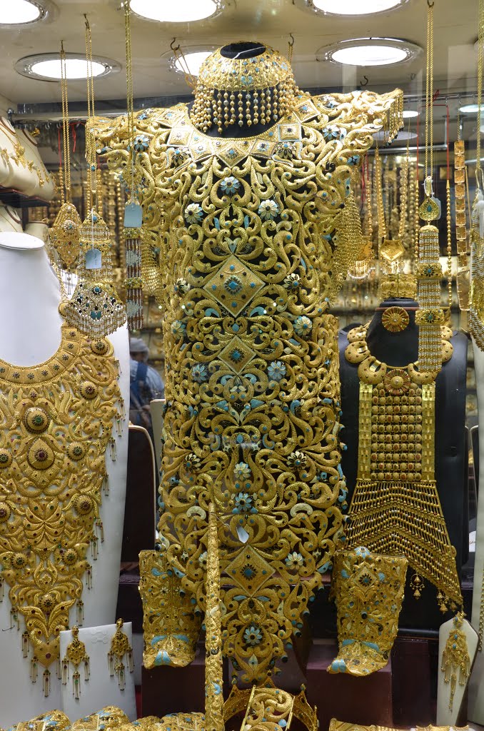 Dubai Gold Souk und Gold Souk ( Arabisch : سوق الذهب), ist ein traditioneller Markt (oder Souk ) in Dubai , Vereinigte Arabische Emirate . Der Souk liegt im Herzen von Dubais Geschäftsviertels gelegen in Deira , in der Ortschaft Al Dhagaya . Der Souk besteht aus über 300 Einzelhändlern, die fast ausschließlich im Handel mit Schmuck by Jakob Kuhn