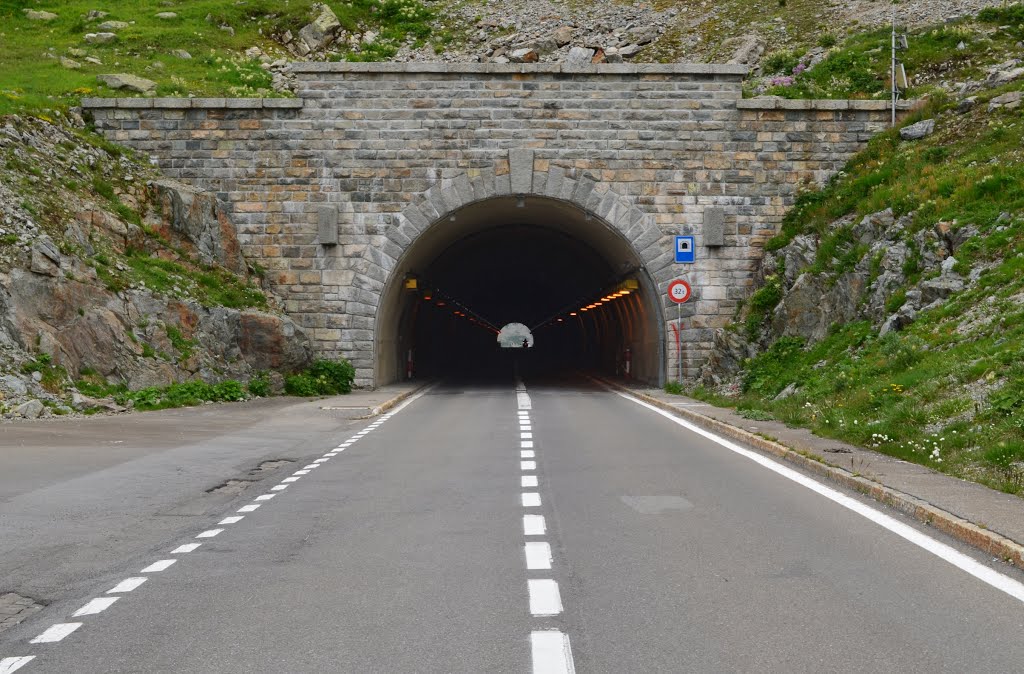 Tunnel portal at the Susten pass road by rdl_1