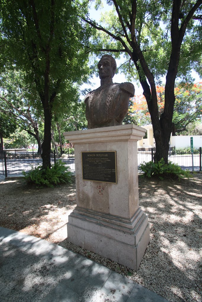 Busto de Simón Bolivar-Ponce by Ricardo David Jusino…