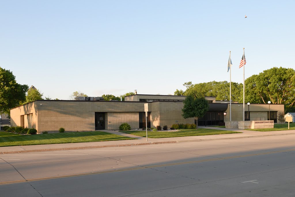 Union Co. Courthouse (1978) Elk Point SD 5-2015 by Tom Grier