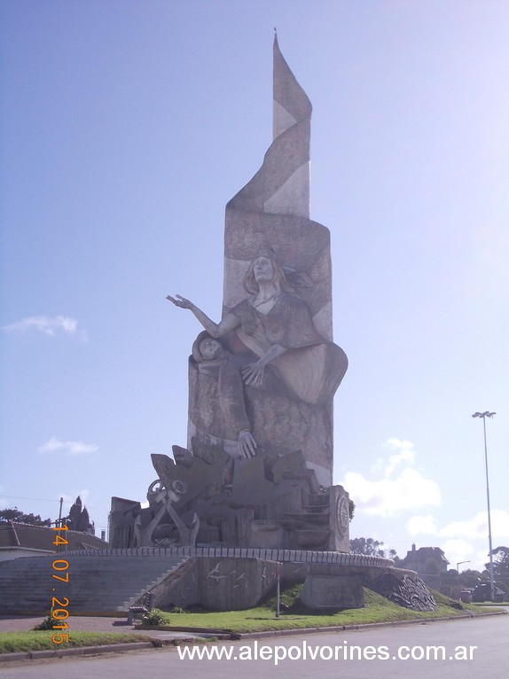 Quequen - Monumento Caidos en MAlvinas (www.alepolvorines.com.ar) by alepolvorines