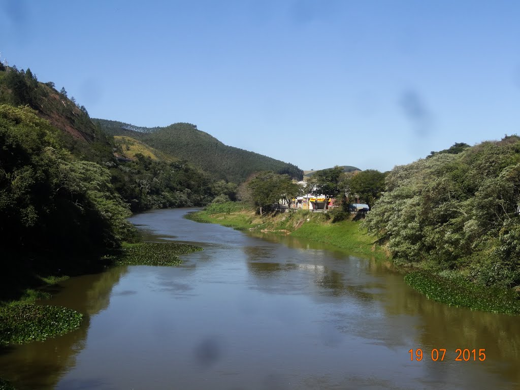 Rio Paraíba do Sul sentido centro de Paraibuna. by Lro A C