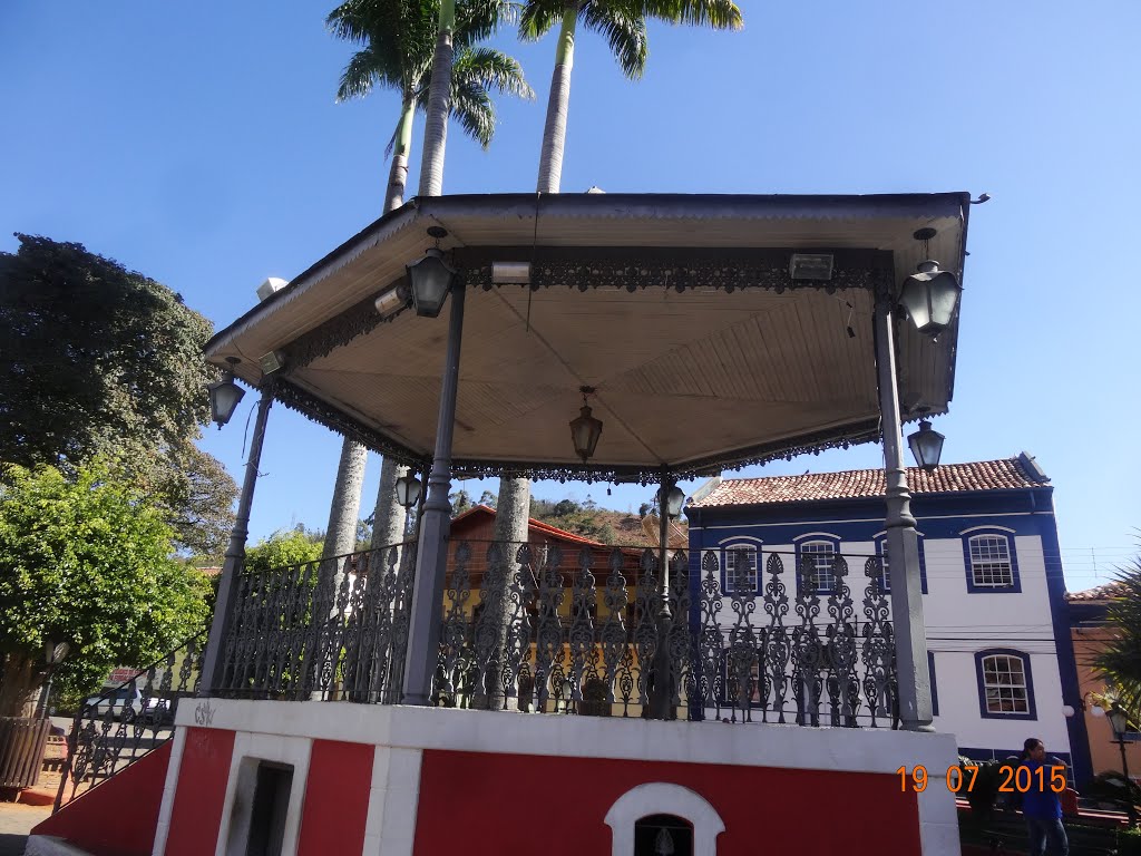 Coreto na Praça Monsenhor Ernesto Almírio Arantes. by Lro A C