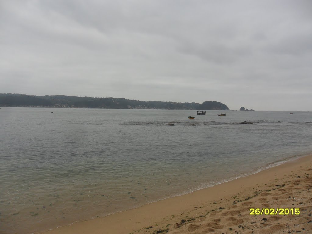 Playa en caleta de Dichato 2, mirando hacia los morros. by fotomau84