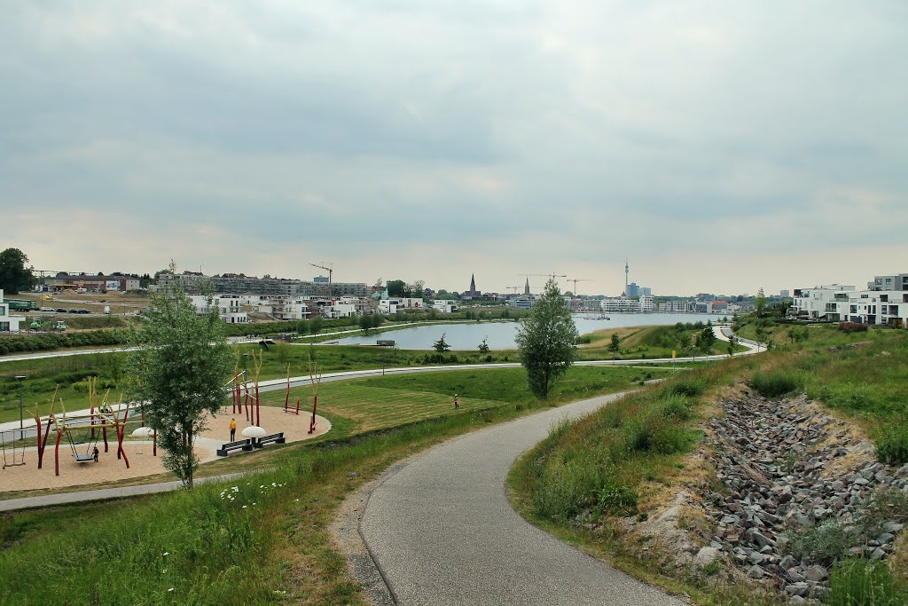 Blick über das Emschertal mit dem Phoenix-See (Dortmund-Hörde) / 27.05.2015 by Daniil Bartholomae