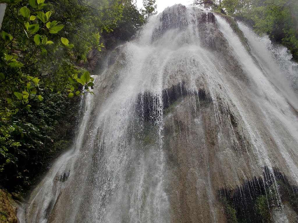 DE FRENTE A LA CASCADA COLA DE CABALLO EN SANTIAGO, NUEVO LEÓN, MZO 2015 by Sergio Arce