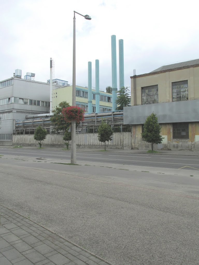 201507261306 Megyeri út, üzemépület a Szusza Ferenc stadionnal szemben by Harmadik