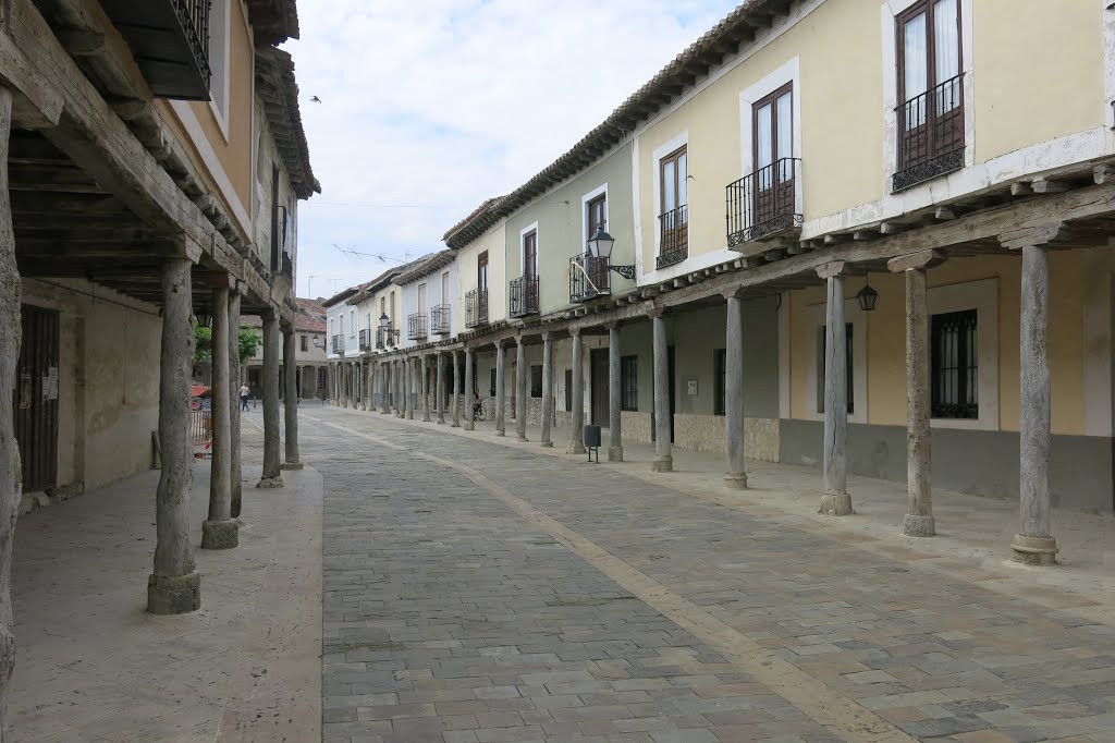 Ampudia, Calle Corredera, Arkadengänge beidseits by Günther Bogensberger