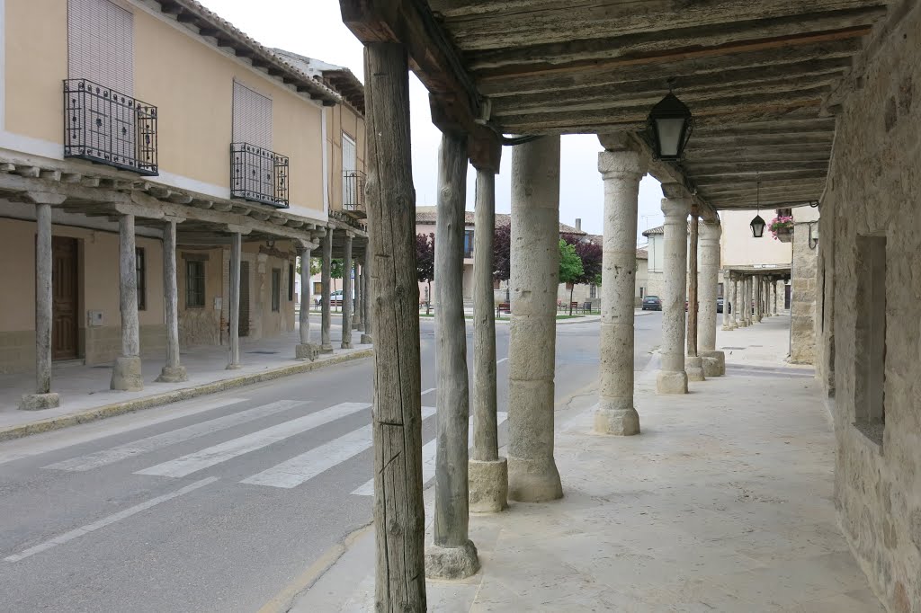 Ampudia, Calle Corredera, Arkadengänge beidseits by Günther Bogensberger