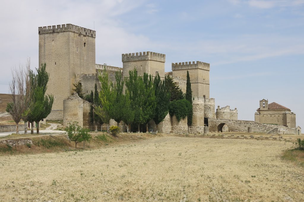 Ampudia, Burg auf den Resten eines antiken Palastes erbaut, 12.Jh., 15.-16.Jh. ausgebaut, hinter Steinbrücke - Ermita de Santiago by Günther Bogensberger