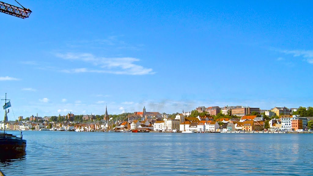 Der Flensburger Hafen mit Blick auf die Stadt, der City am Westufer by www.fleno.de