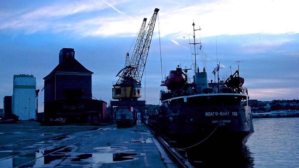 Das russische Schiff ВОЛГО-БАЛТ 130 ( VOLGO-BALT ) aus St. Petersburg am Harniskai, dem Flensburger Hafen by www.fleno.de