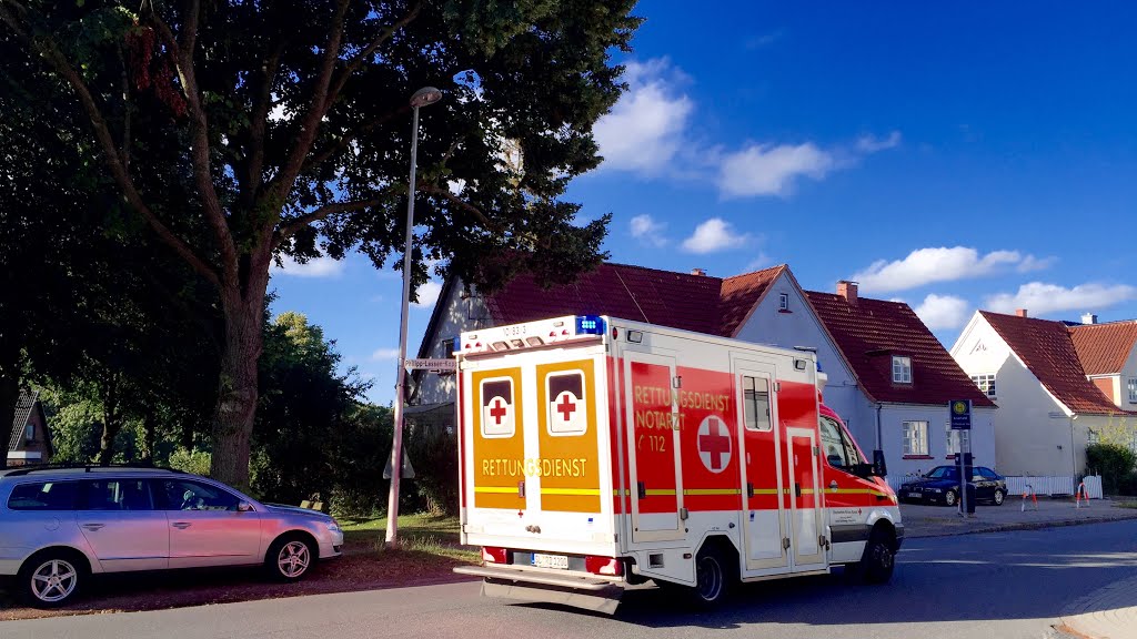 Rettungswagen in Flensburg Engelsby - Philipp - Lassen - Koppel Ecke Glücksburger Straße by www.fleno.de