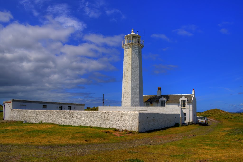 WALNEY LIGHTHOUSE, HAWS POINT, WALNEY ISLAND, CUMBRIA, ENGLAND. by CHRIS NEWMAN