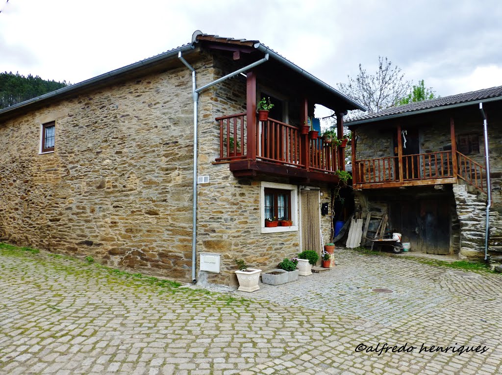 RIO DE ONOR - uma aldeia comunitária / a community village by Alfredo Henriques