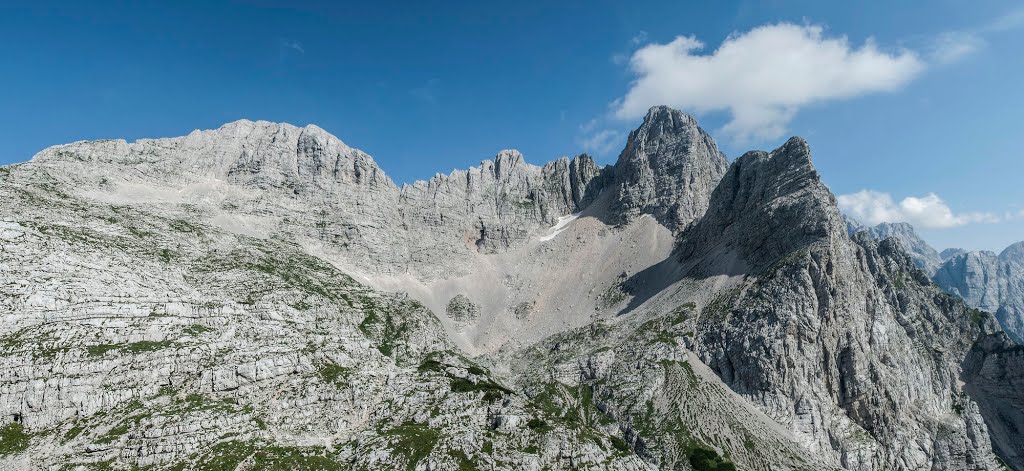 Bovški Gamsovec 2392 m, Vrh nad Kamnom 2365 m i Pihavec 2419 m by Dinko Gubić