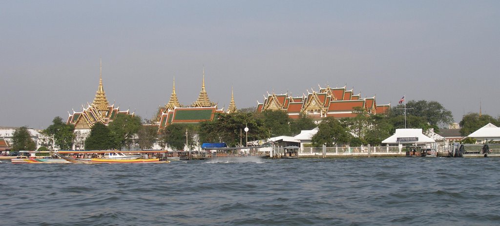 View from river Mae Nam Chao Phraya to the Grand Palace (2006-01) by arco_on_tour