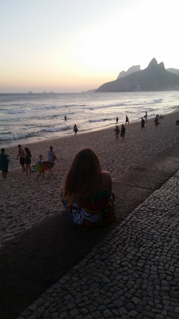 Moça bonita apreciando o pôr do sol na praia do Arpoador, Rio de Janeiro, Brasil. by Leila Pioner