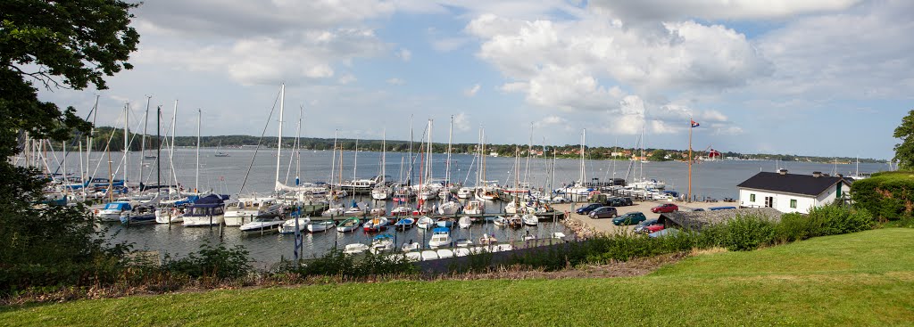 View from Tåsinge (Taasinge), Hotel Troense, towards Thurø (Thuroe) by larsiversen