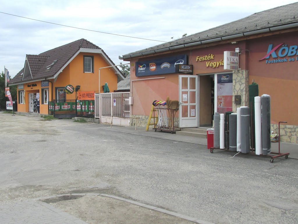 201507281331 Gyál, Kőrösi út, üzletházak egy buszmegállónál by Harmadik