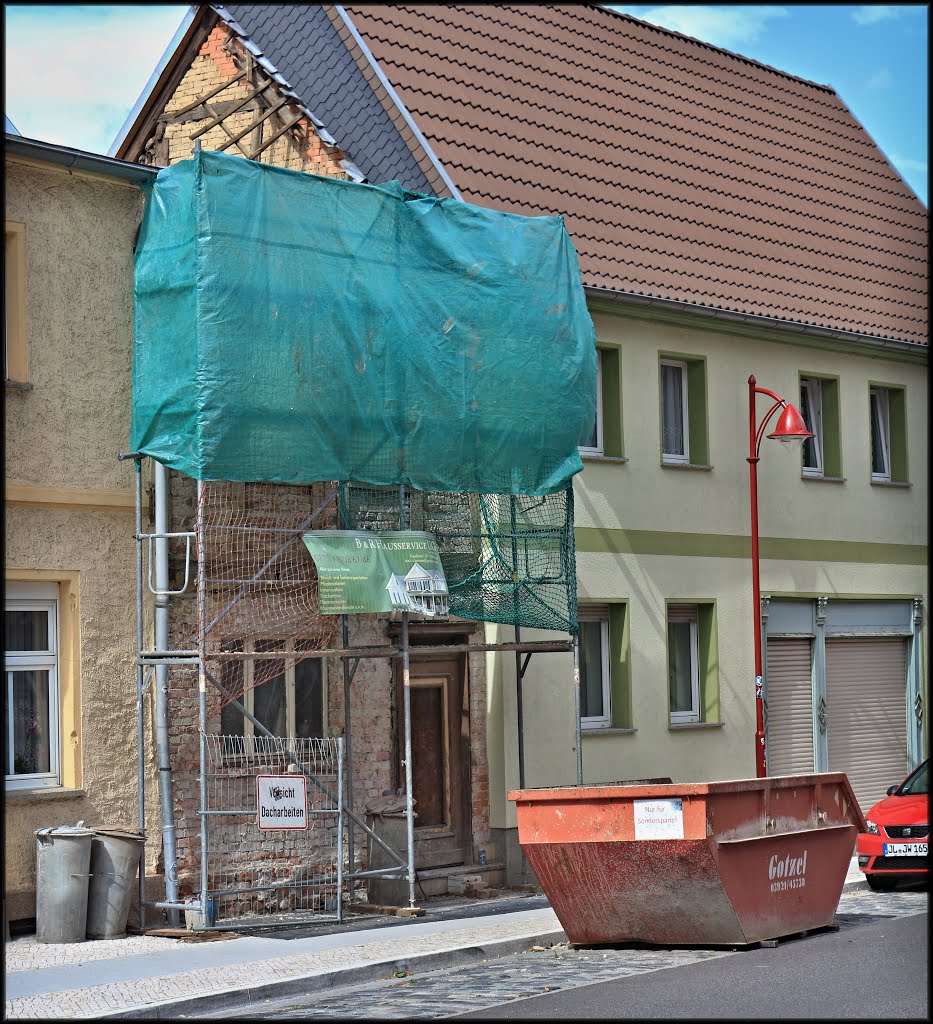 Burg bei Magdeburg, Haussanierung Magdeburger-Straße 17. by Der Burger JL