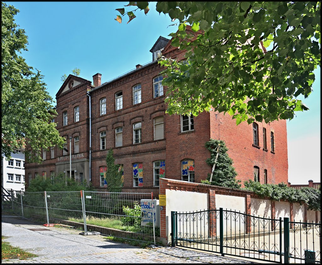 Burg bei Magdeburg, Bahnhofstraße. Die ehemalige, als Kaserne erbaute Kreispoliklinik. by Der Burger JL