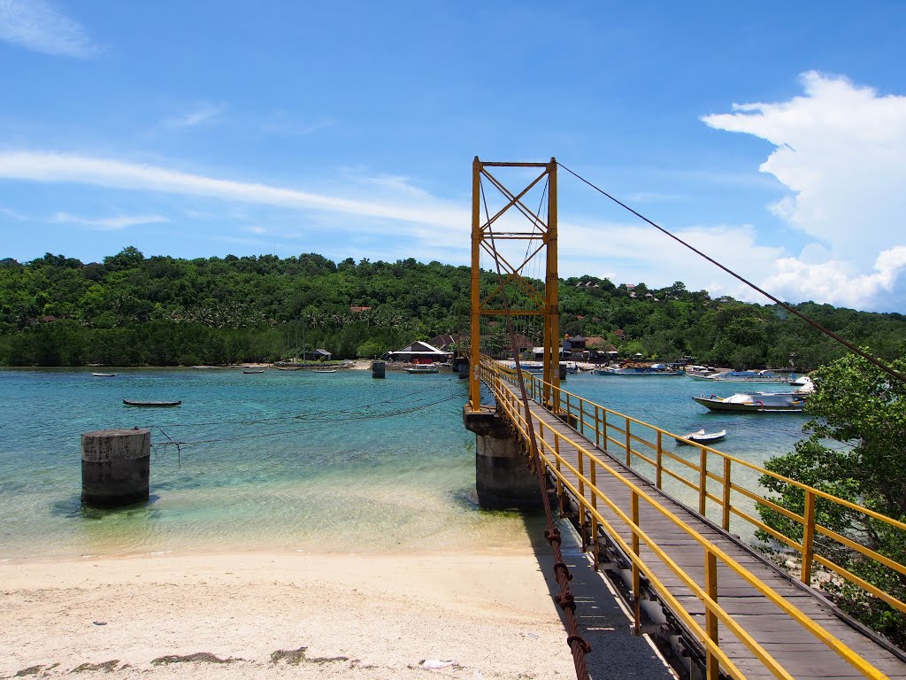 Suspension Bridge Connecting Lembongan Island and Ceningan Island - 2015.03 by rheins