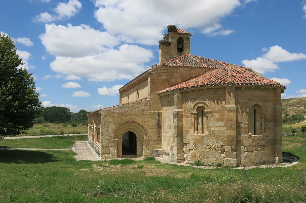 Duraton, Kirche Nuestra Señora de la Asunción, Ende 12.Jh., Säulenvorhalle mit asymmetrischen Arkadenbögen, Ostapsis mit 3 Fensteröffnungen by Günther Bogensberger